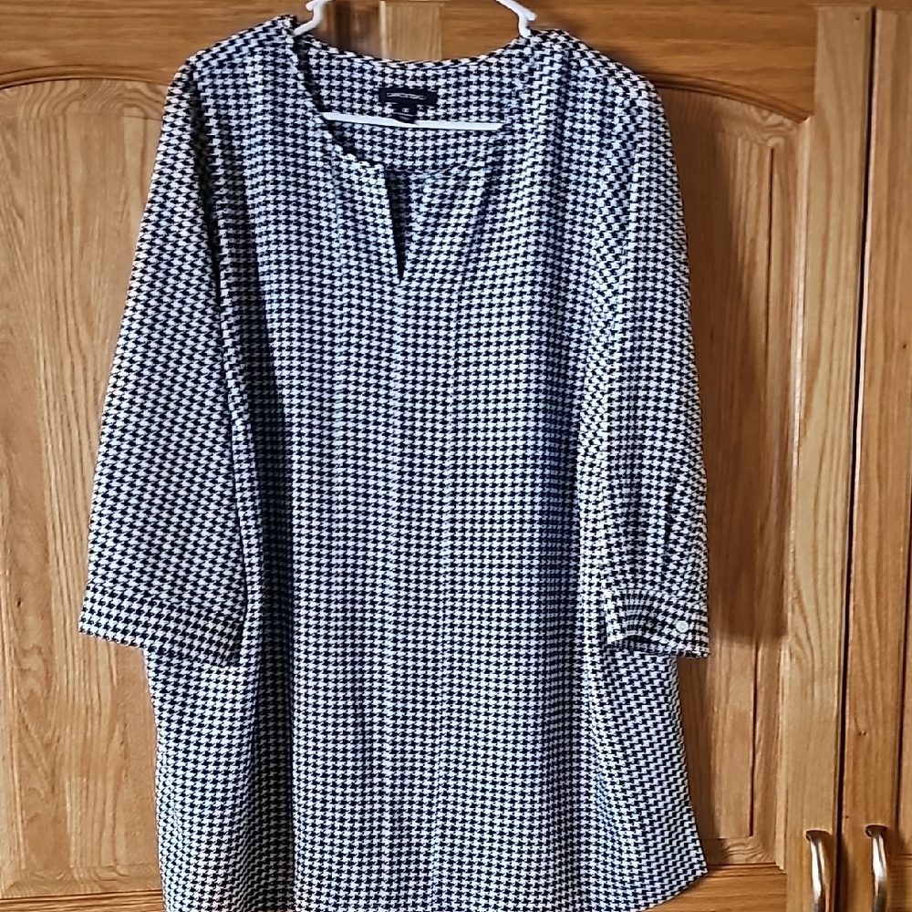 Houndstooth Patterned 3/4 Sleeve Tunic.
